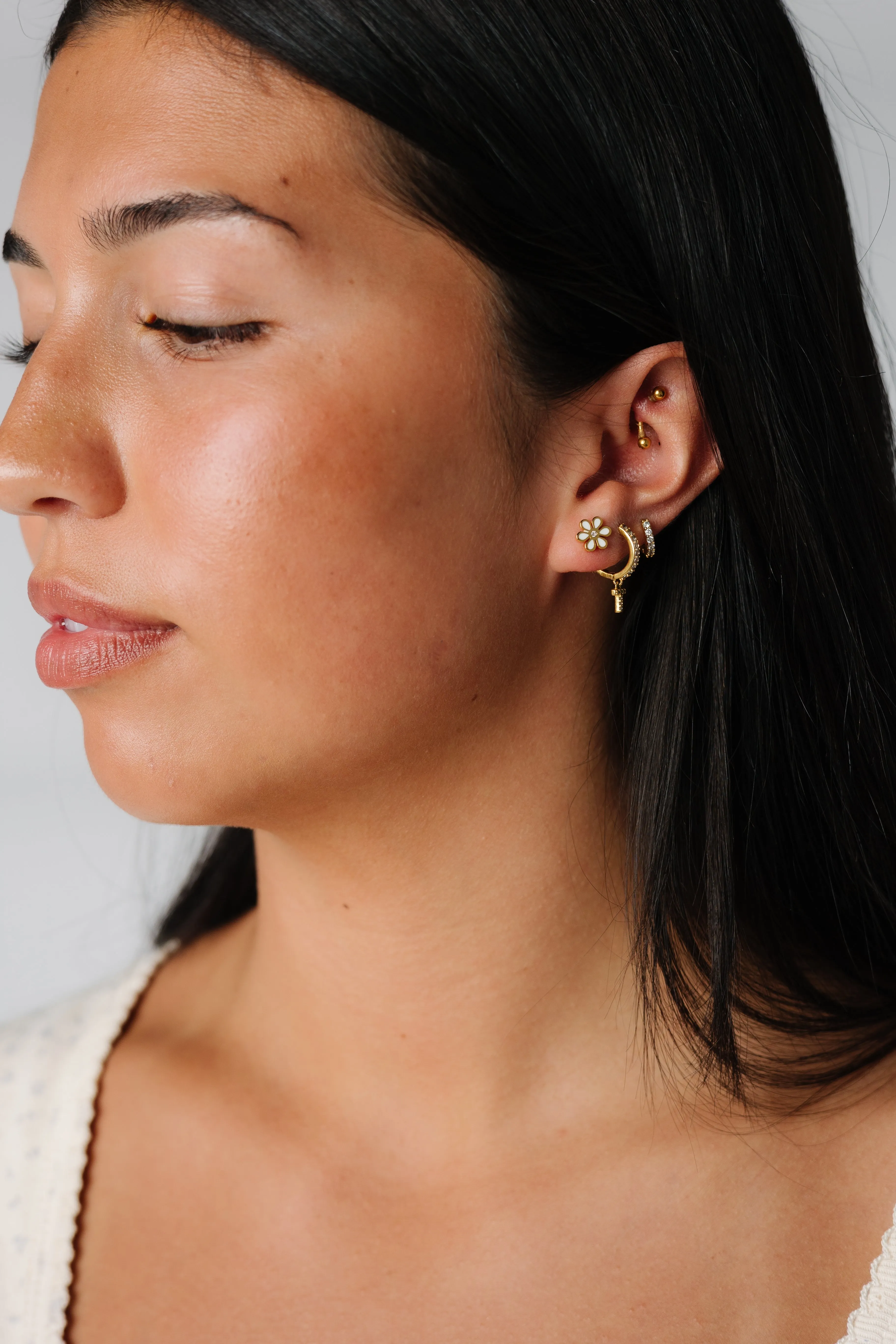 Cove Dainty Daisy Stud Earrings