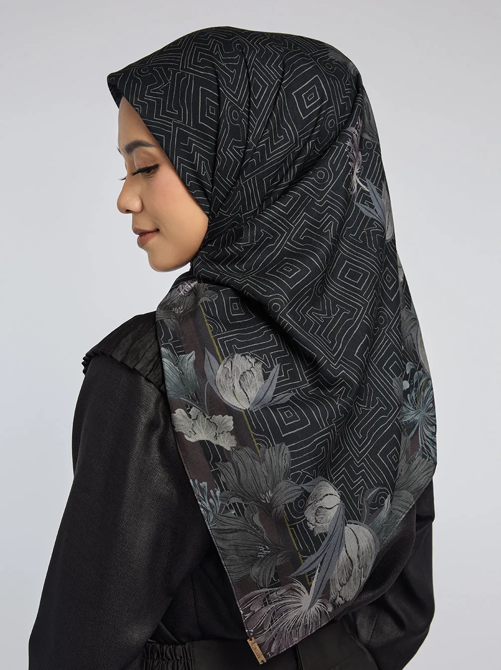 MONOGRAM MAZE SIGNATURE SCARF ONYX