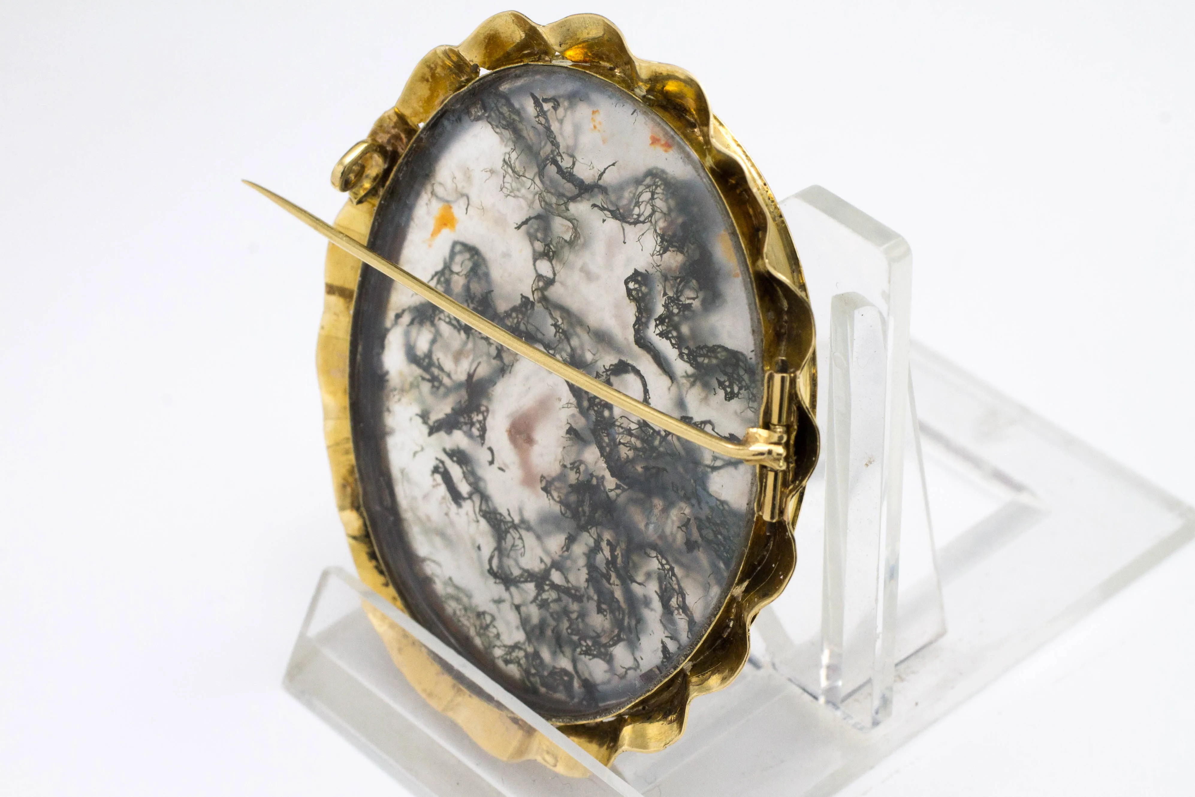 Moss agate brooch in 14 carat gold.