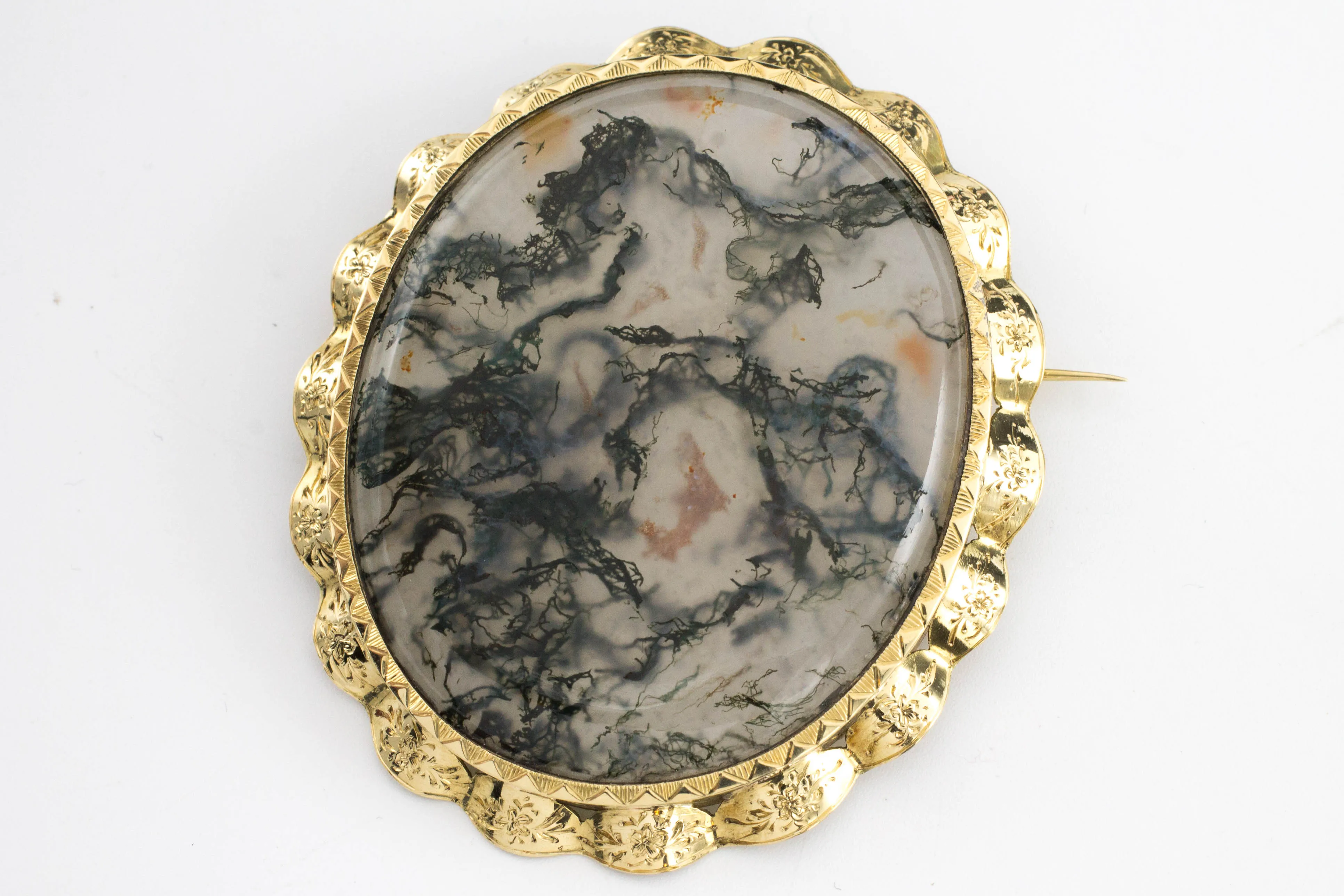 Moss agate brooch in 14 carat gold.