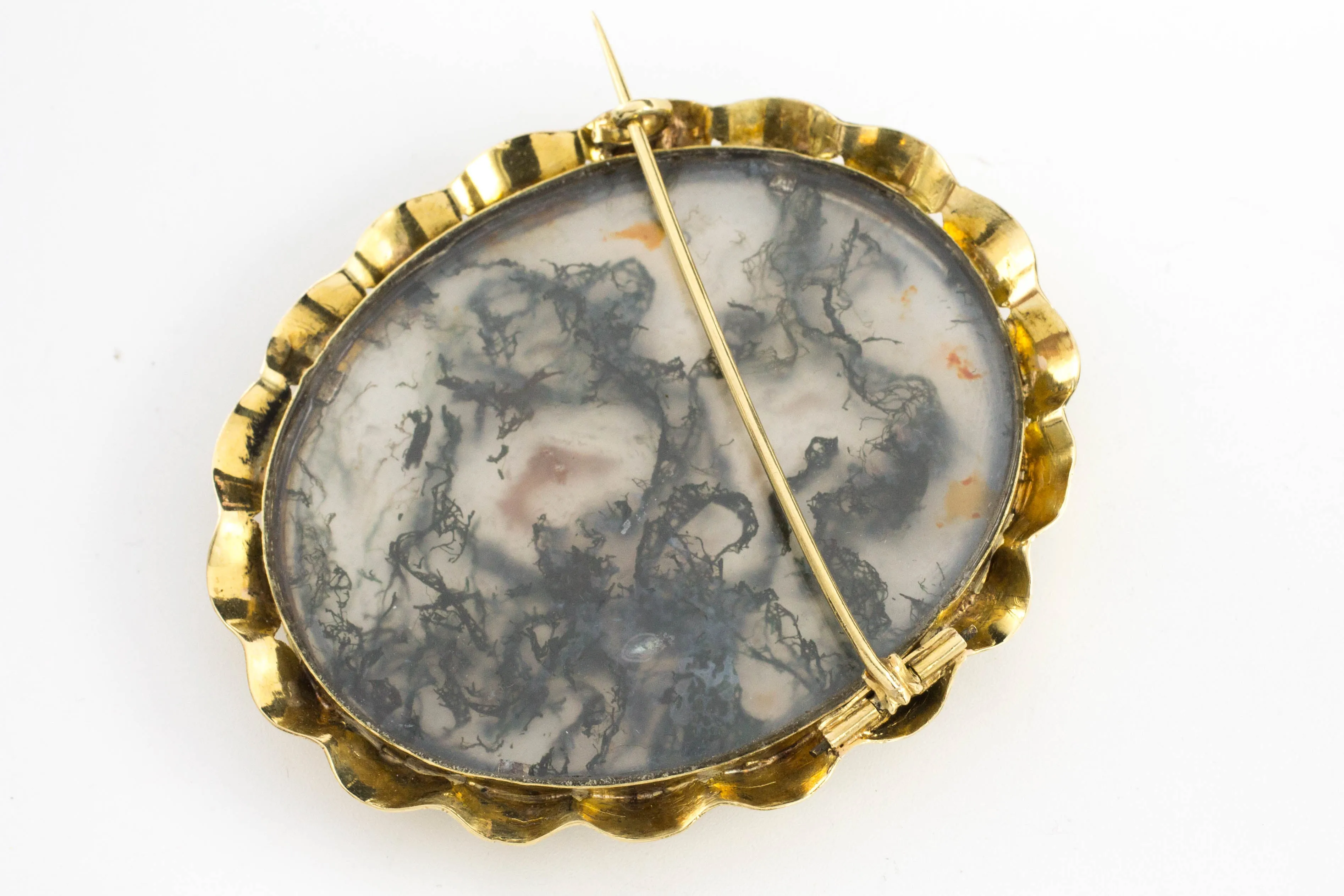 Moss agate brooch in 14 carat gold.