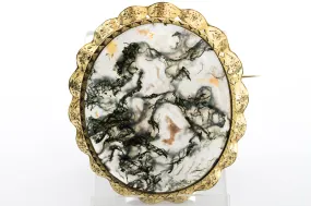 Moss agate brooch in 14 carat gold.